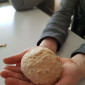 An 3 Stationen hörten wir Fastenzeit- Geschichten: Jesus und seine Freunde auf dem Berg – Jesus in der Wüste – Jesus und das Weizenkorn und vertieften diese mit verschiedenen Aktionen 